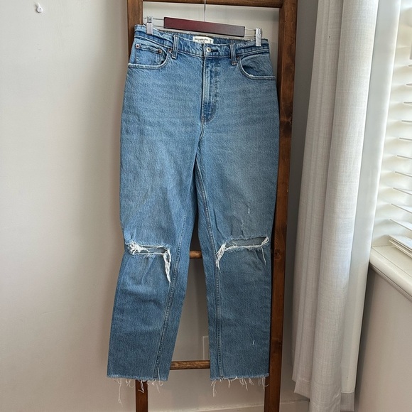 Abercrombie Curve Love Ultra High Rise 90s Straight Jean - Picture 4 of 9